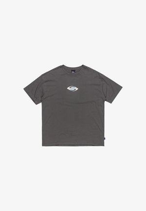 Camiseta de manga corta gris hecha de algodón, con un logo circular con un acento azul en el pecho. Diseño clásico de cuello redondo.