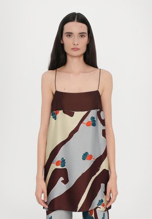 Top din satin cu bretele spaghetti, având o bandă maro la gât, cu modele florale abstracte în nuanțe de portocaliu și teal pe un fundal deschis.