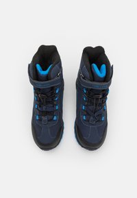 Ein Paar dunkelblau und schwarze Winterstiefel für Kinder mit blauen Akzenten, gepolstertem Innenleben und Klettverschlüssen mit der Aufschrift "TROLLKIDS".