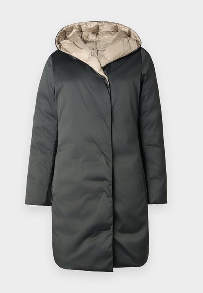 Cappotto imbottito di colore grigio scuro con fodera interna trapuntata di un beige chiaro. Presenta un cappuccio e una linea dritta. Tasche laterali con zip.