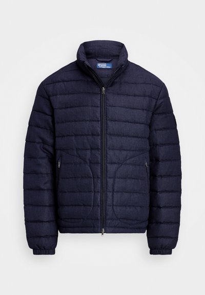 Casaco puffer acolchoado azul-marinho com gola alta, fecho de zip e dois bolsos laterais, com punhos elásticos e textura suave.