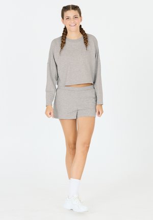 Grijze cropped sweatshirt en bijpassende shorts, gemaakt van een zachte stof. Inclusief een relaxte pasvorm, met een elastische tailleband en een gladde textuur.