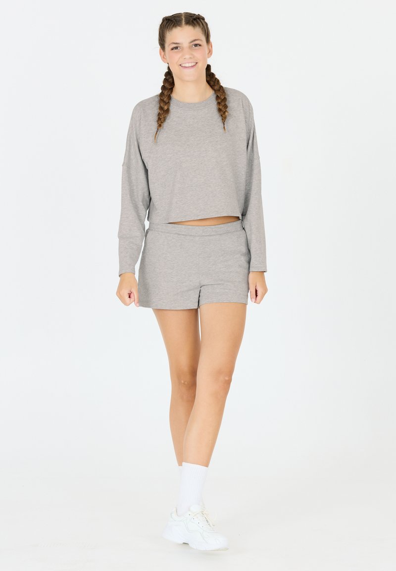 Grijze cropped sweatshirt en bijpassende shorts, gemaakt van een zachte stof. Inclusief een relaxte pasvorm, met een elastische tailleband en een gladde textuur.