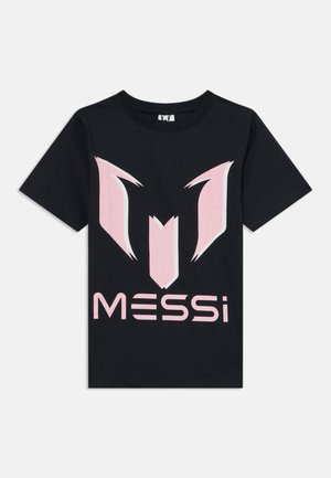 T-shirt de algodão preto com um design gráfico em rosa, apresentando um 'M' estilizado e a palavra "MESSi" em letras grandes. Mangas curtas.