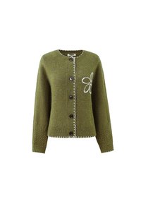 Groene wollen cardigan met lange mouwen, vijf donkere knopen, witte stiksels aan de voorkant en geborduurde bloemdetail aan de linkerkant.