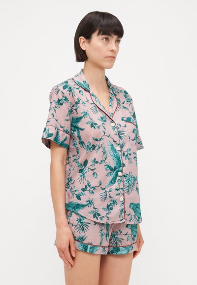 Krátky rukáv pyžamový set v ružovej farbe s green botanickým vzorom, obsahujúci košeľu s golierom a zodpovedajúce šortky, hladká látka s gombíkovými detailmi.