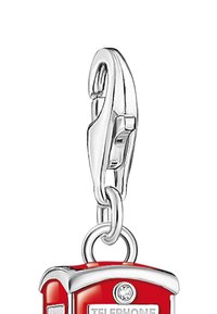 Roter Telefonbuch-Charm mit einem glänzenden silbernen Verschluss, der detaillierte Gravuren und einen klaren Stein-Akzent an der Vorderseite aufweist.