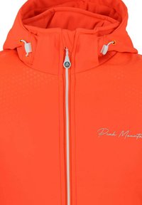 Veste imperméable orange avec un col haut, une fermeture éclair blanche et un détail de logo. Caractéristiques : texture en relief et cordons de capuche réglables.
