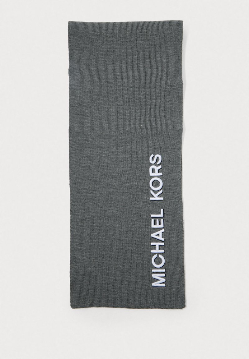 Sciarpa lavorata a maglia di un grigio scuro con texture a coste, caratterizzata da un ricamo bianco con il marchio "MICHAEL KORS" su un lato.