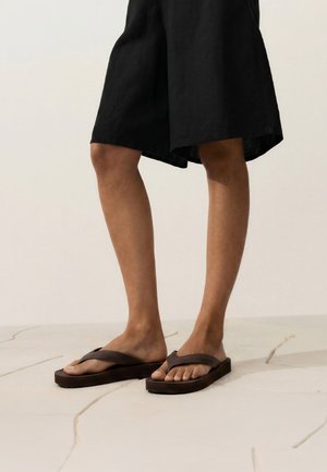 OYSHO, TEXTURED PLATFORM BEACH SANDALS - Klipklapper - dark brown