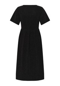 Vestido negro de manga corta, ajustado a la cintura y con falda acampanada. Tejido texturizado con un brillo sutil, de longitud a la rodilla y con escote redondo.