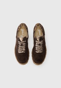 Une paire de chaussures décontractées en daim marron avec des lacets et un détail de talon en imprimé léopard, des semelles intérieures beiges et des semelles en caoutchouc sur fond blanc.
