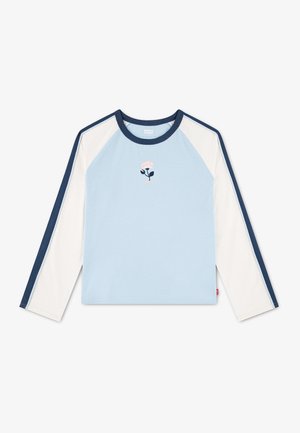 T-shirt raglan à manches longues avec devant bleu clair, manches blanches, bordure marine et petite fleur rose brodée au centre de la poitrine.