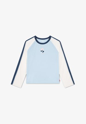 T-shirt raglan à manches longues avec devant bleu clair, manches blanches, bordure marine et petite fleur rose brodée au centre de la poitrine.