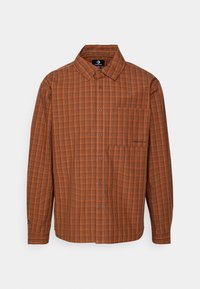 Chemise à manches longues à carreaux orange avec fermeture à boutons sur le devant et poche poitrine, présentant des lignes subtiles noires et bleues.
