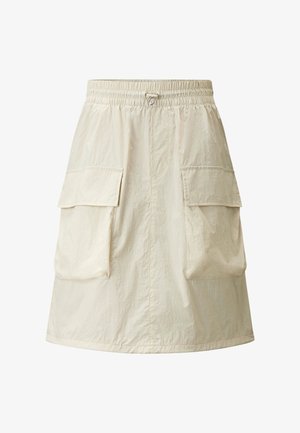 Jasno beżowa spódnica z elastycznym paskiem w talii, posiadająca dwie duże kieszenie boczne oraz lekko rozkloszowany kształt w literę A, wykonana z teksturowanej tkaniny.