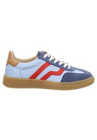 Zapatillas de ante azul claro y marino con un diseño de rayas rojas, cordones blancos, detalles en color beige y una suela de goma texturizada.