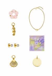 Gouden ketting, roze kraal charme, gouden zeepaard en schelp hangers, gouden oorbellen met heldere stenen, verpakt in een kleurrijk patroon.