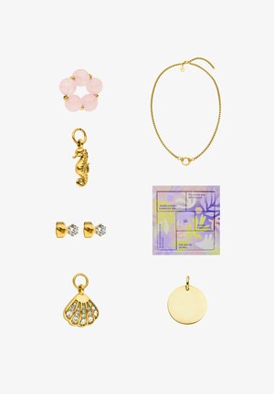 Goldene Halskette mit Anhänger aus rosa Perlen, goldene Seepferdchen- und Muschel-Anhänger, goldene Ohrringe mit klaren Steinen, mehrfarbig gemustertes Verpackungsmaterial.