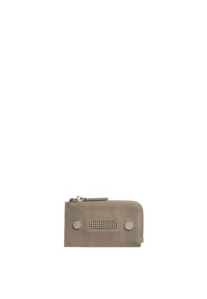 Lichtgrijze suede portemonnee met een rits, met een gestructureerd centraal paneel en glanzende hexagonale accentstukken aan weerszijden. Compact rechthoekig formaat.