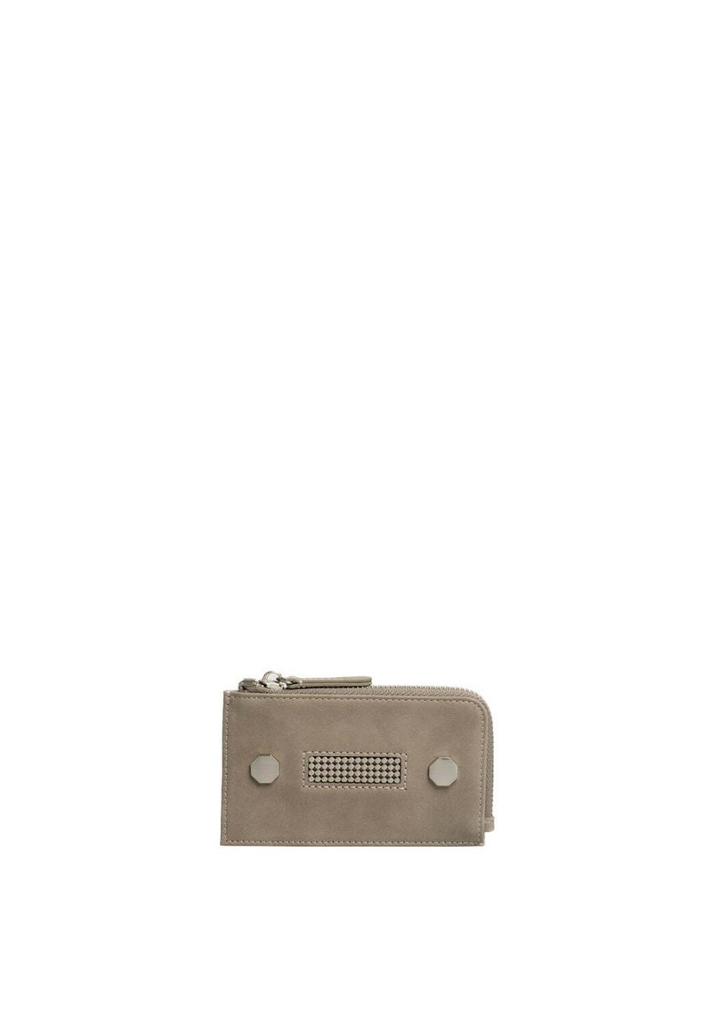 Portefeuille en suede gris clair avec une fermeture éclair, présentant un panneau central texturé et des accents hexagonaux brillants de chaque côté. Forme rectangulaire compacte.