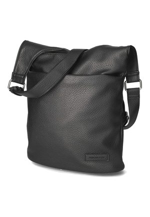 Czarna, strukturalna skórzana torba na ramię z regulowanym paskiem i subtelną wytłaczaną etykietą marki w dolnym przednim rogu.