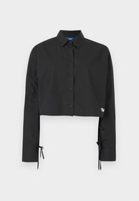 Cămașă neagră scurtă cu design cu nasturi, mâneci lungi, detalii ajustabile cu fundiță la manșete și un accent subtil de marcă.