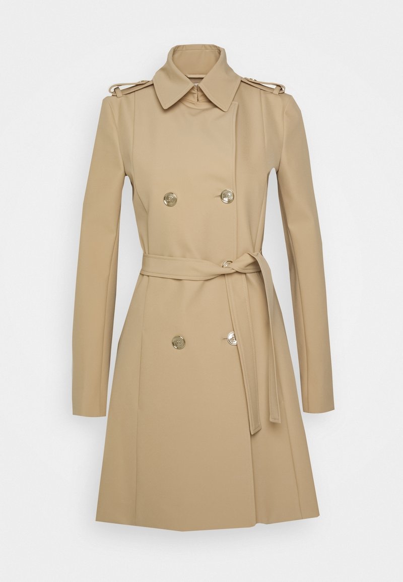 Trench-coat beige, croisé, avec des boutons dorés, une taille cintrée par une ceinture et des épaulettes, doté d'un col classique et de manches longues.