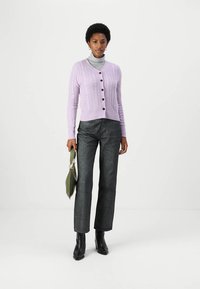 pure cashmere CLASSIC CABLE CARDIGAN - Kardigán - lavender