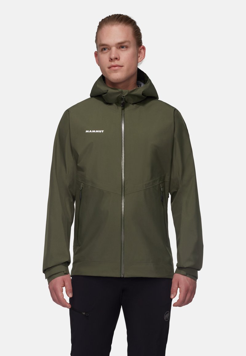 Grüne wasserdichte Jacke mit einem Frontreißverschluss, verstellbarem Kapuzen und seitlichen Taschen. Glatte, matte Textur mit einem Logo auf der Brust.