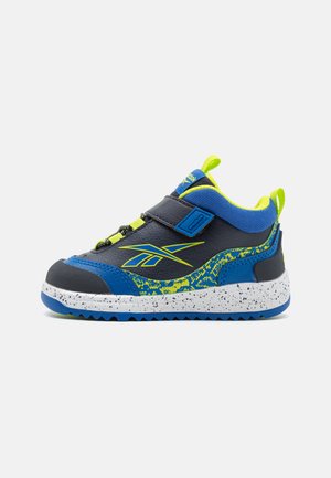 Baskets bleues et noires avec des accents jaune fluo. Comprend une sangle en velcro, une semelle blanc mouchetée et un matériau supérieur texturé.