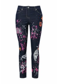 Jeans de mezclilla oscura con vibrantes patrones de pintura salpicada en rosa y naranja, diseños gráficos de un tigre, símbolo de paz y estrellas.