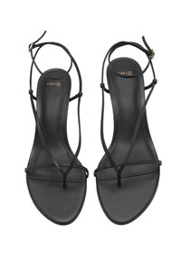 Schwarze Riemchensandalen mit dünnen Riemen, quadratischer Zehenpartie und flacher Sohle. Das Material wirkt glatt, mit einem minimalistischen Design und goldenem Logo.