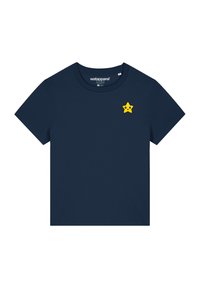 Dunkelblaue Baumwoll-T-Shirt mit kurzen Ärmeln und Rundhalsauschnitt, das ein kleines gelbes Sternchen-Graphic auf der linken Brust zeigt.