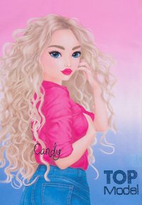 Illustrazione di una giovane donna con lunghi capelli biondi ricci, che indossa una blusa rosa e jeans blu, con la scritta "Candy" e "TOP Model" in evidenza.