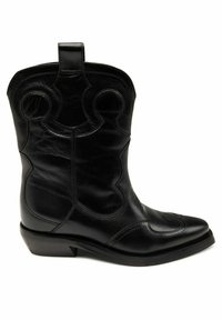 Mustade nahast cowboy saapad terava varbaga, dekoratiivse õmblusega ja ainulaadse lõike mustriga üleval. Omab madalat ploki kontsa.