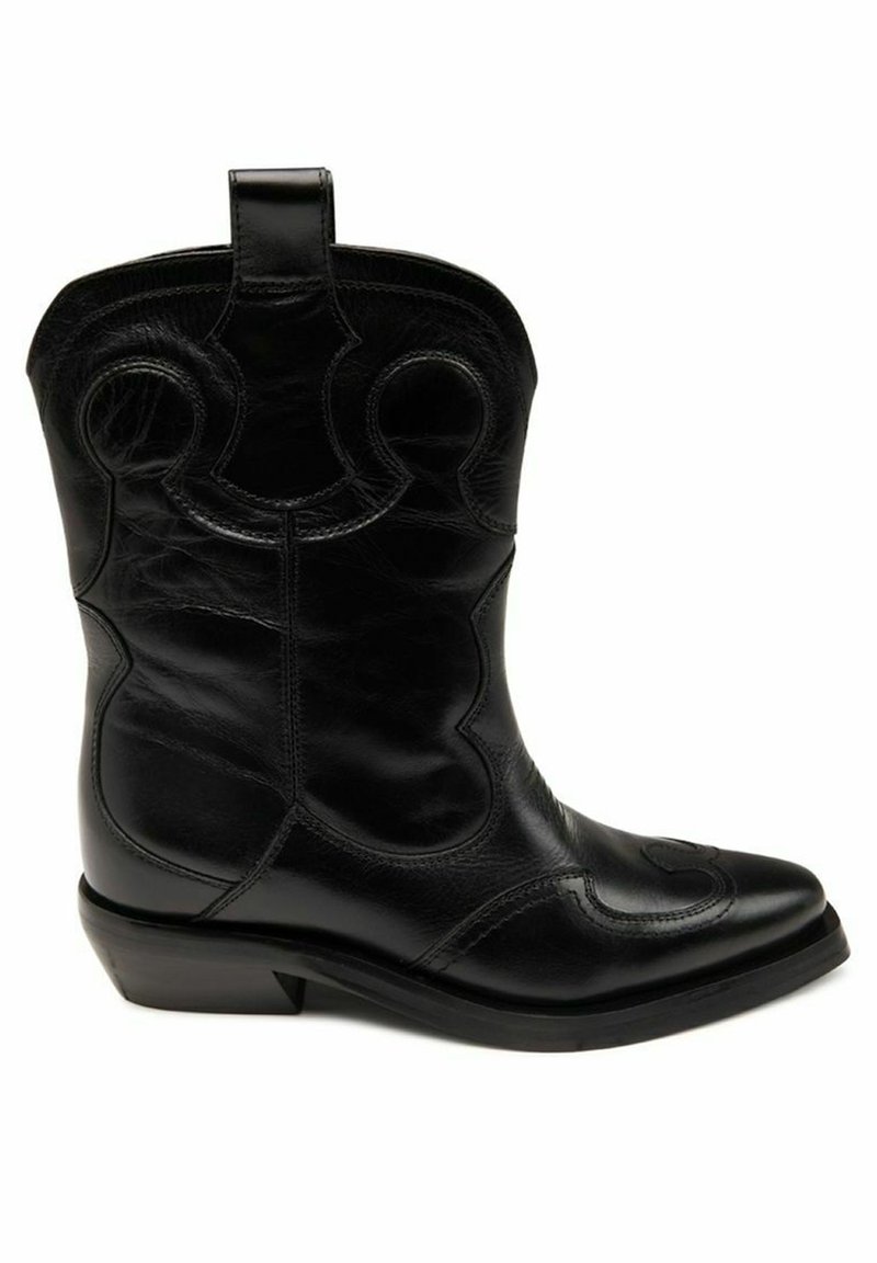 Mustade nahast cowboy saapad terava varbaga, dekoratiivse õmblusega ja ainulaadse lõike mustriga üleval. Omab madalat ploki kontsa.