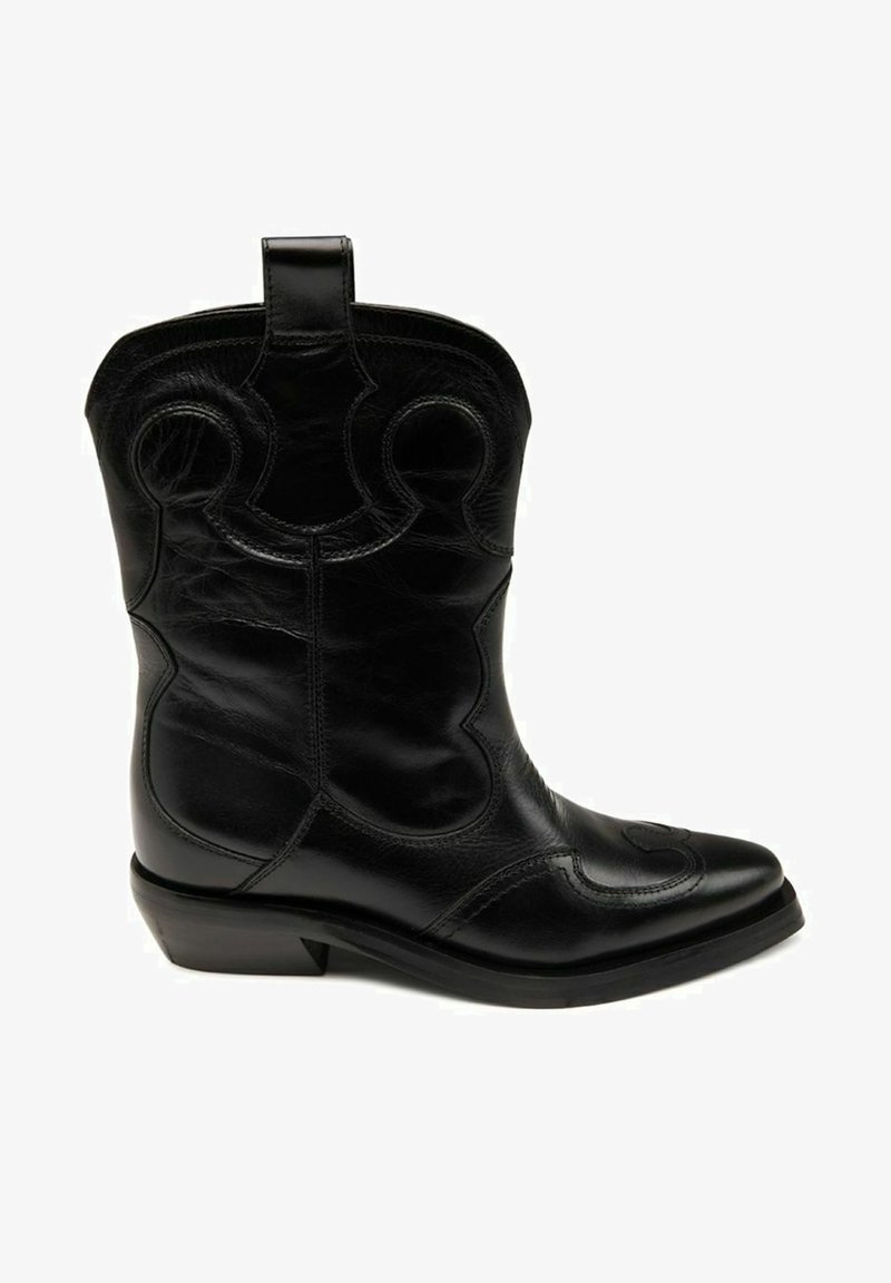 Mustade nahast cowboy saapad terava varbaga, dekoratiivse õmblusega ja ainulaadse lõike mustriga üleval. Omab madalat ploki kontsa.