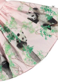 Růžová sukně s panda motivy mezi zelenými listy. Tkanina je hladká, nařasená v pase, s realistickými obrázky zvířat a detaily stromů.