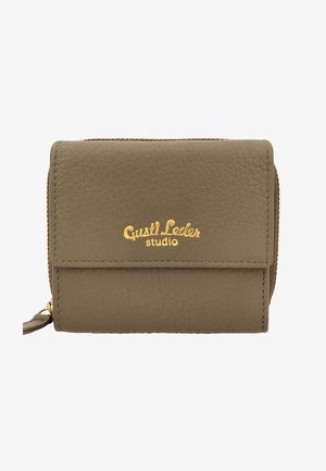 Piccolo portafoglio in pelle verde oliva con logo dorato "Gusti Leder studio" e una cerniera sul lato destro con una linguetta in pelle.