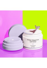 Lala Retro™ Whipped Cream in a white jar with a lilac lid. Smooth, creamy texture visible; topped with a silver spatula. 50 ml.