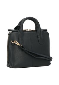 Bolso de cuero en azul oscuro con dos asas superiores y una correa de hombro desmontable. Cuenta con un cierre de cremallera y acentos de hardware en tono dorado.