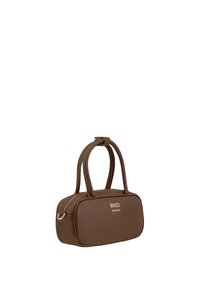 Borsa a mano in pelle marrone con forma rettangolare, due manici superiori e una cerniera dorata. Presenta il logo del marchio impresso sul davanti.