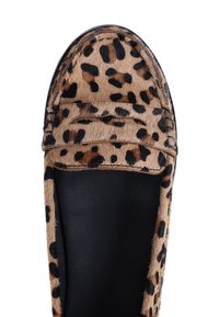 Leopardmønstret flad loafer med en tekstureret faux fur-overdel og sort inderside, der har en rund tå og syet detaljering langs vamps.