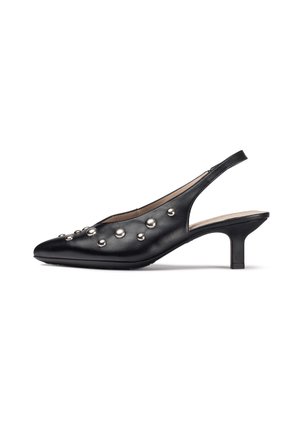 Zapato slingback de cuero negro con punta afilada, que presenta tachuelas circulares plateadas a lo largo de la parte superior y un tacón de altura media.
