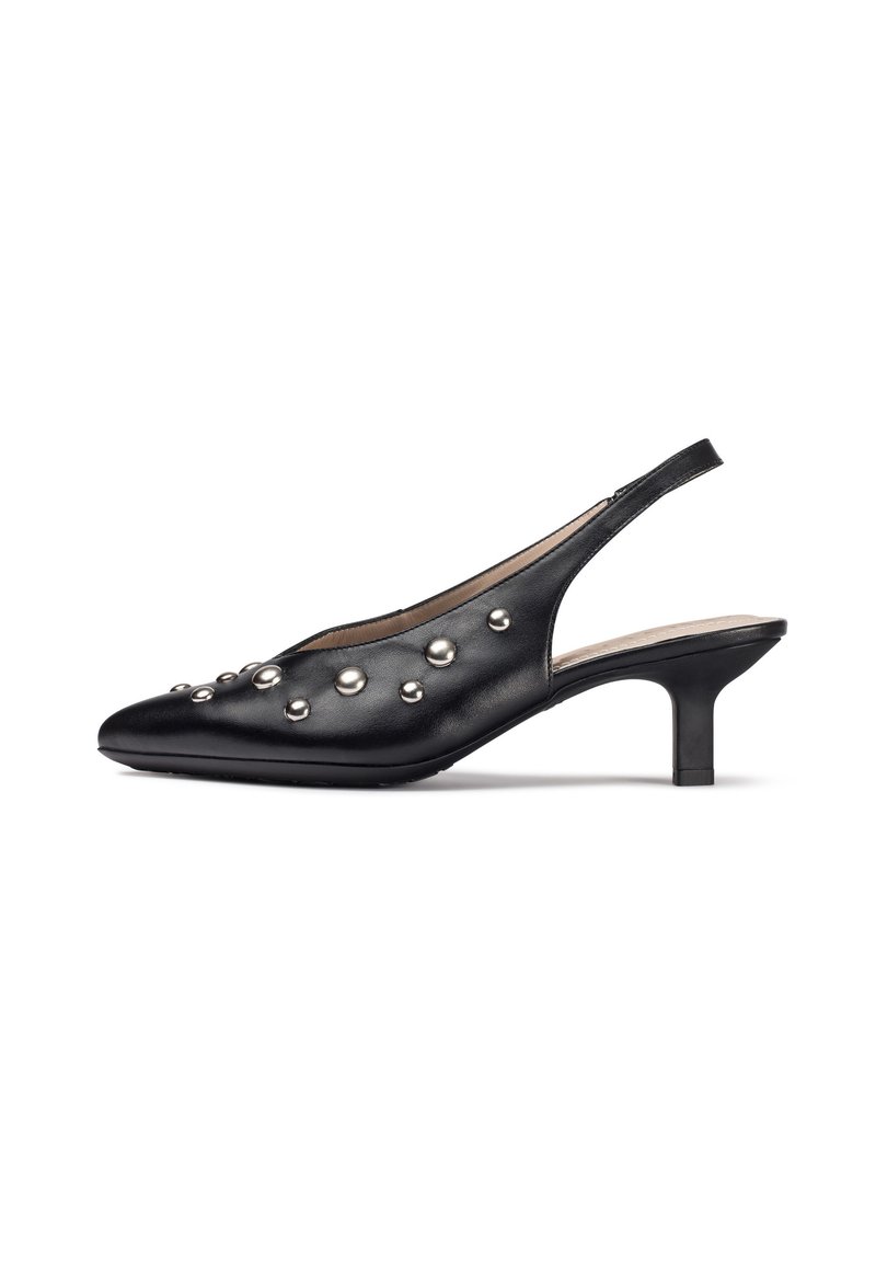 Zapato slingback de cuero negro con punta afilada, que presenta tachuelas circulares plateadas a lo largo de la parte superior y un tacón de altura media.