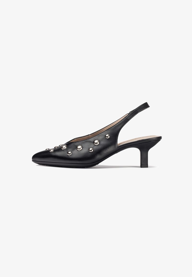 Czarna skórzana sandał na obcasie z ostrym noskiem, ozdobiona srebrnymi okrągłymi ćwiekami na górze i średniej wysokości obcasem.