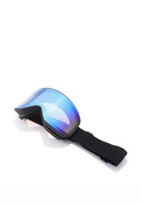 Skibrille mit einer gebogenen, blau-violetten, reflektierenden Linse, schwarzem Schaumstoffrahmen und einem texturierten schwarzen Riemen mit einem geometrischen Muster.