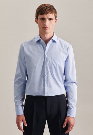 Hellblau kariertes Hemd mit Button-Down-Kragen, einer Brusttasche und langen Ärmeln, aus glattem Stoff, kombiniert mit dunkler Hose.