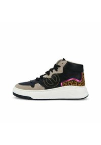Hoge sneaker met zwart leer en grijs suede, verfraaid met roze accenten en een panterprint paneel. Dikke witte zool met textuurdetails.